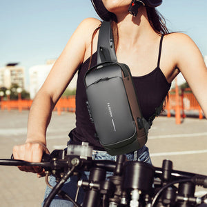 Tyverisikret brysttaske med kodelås