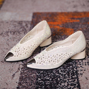 Udhulede meshsko med spids tå og kraftig hæl