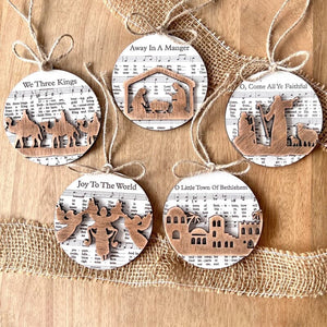 Krybbedekoration med noder