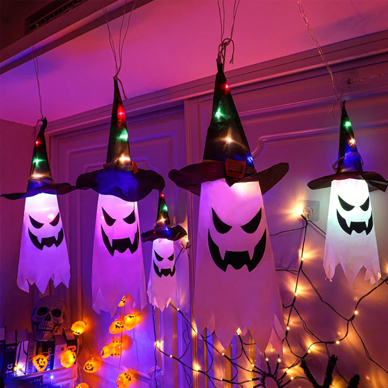 Hængende belyste heksehatte til Halloween