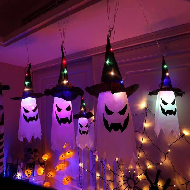 Hængende belyste heksehatte til Halloween