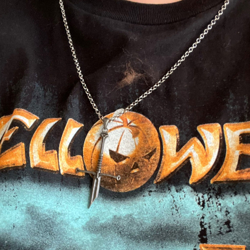 Sølvbelagt knækket sværd vedhæng