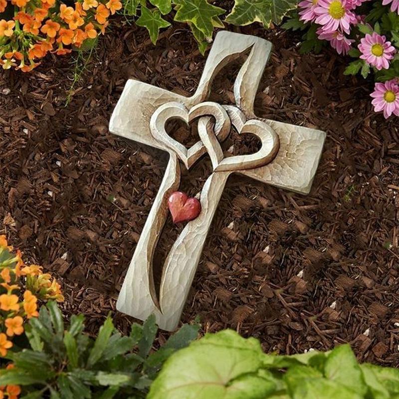 Udskåret trækors - sammenflettede hjerter
