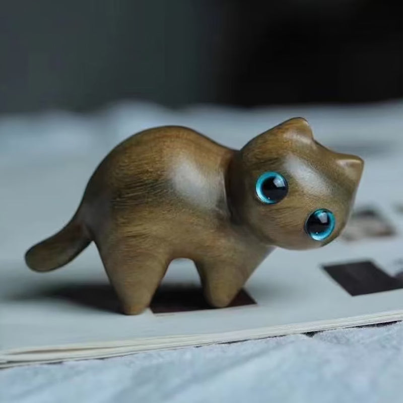 Håndlavede træudskårne katte
