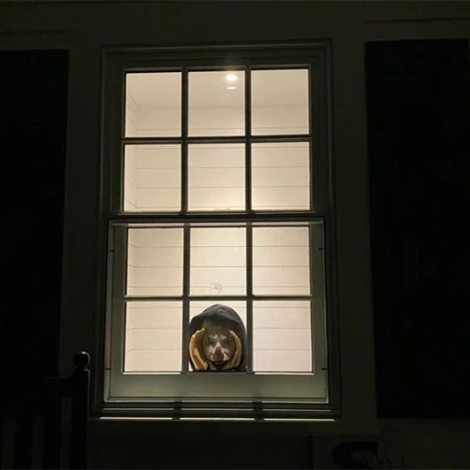 Skræmmende lurerfigur
